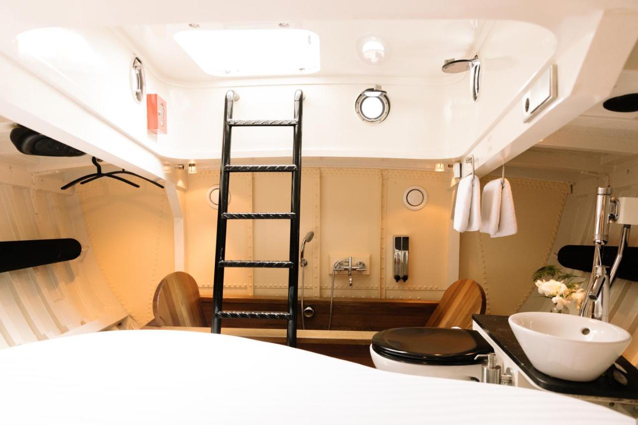 Reddingsboot Harlingen Boat Hotell Exteriör bild