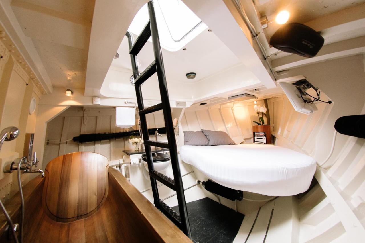 Reddingsboot Harlingen Boat Hotell Exteriör bild