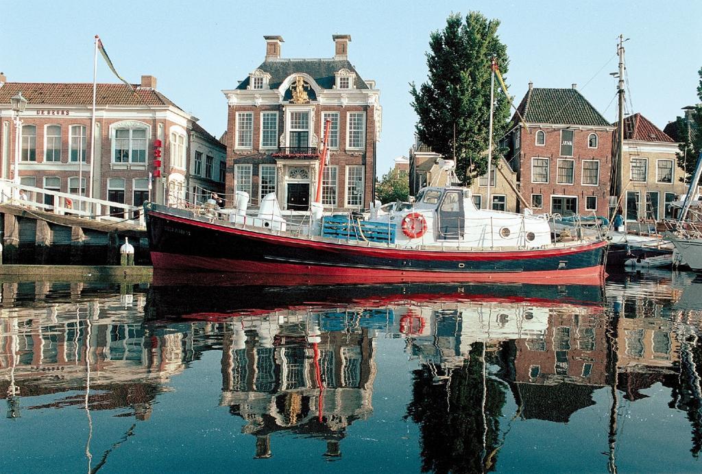 Reddingsboot Harlingen Boat Hotell Exteriör bild
